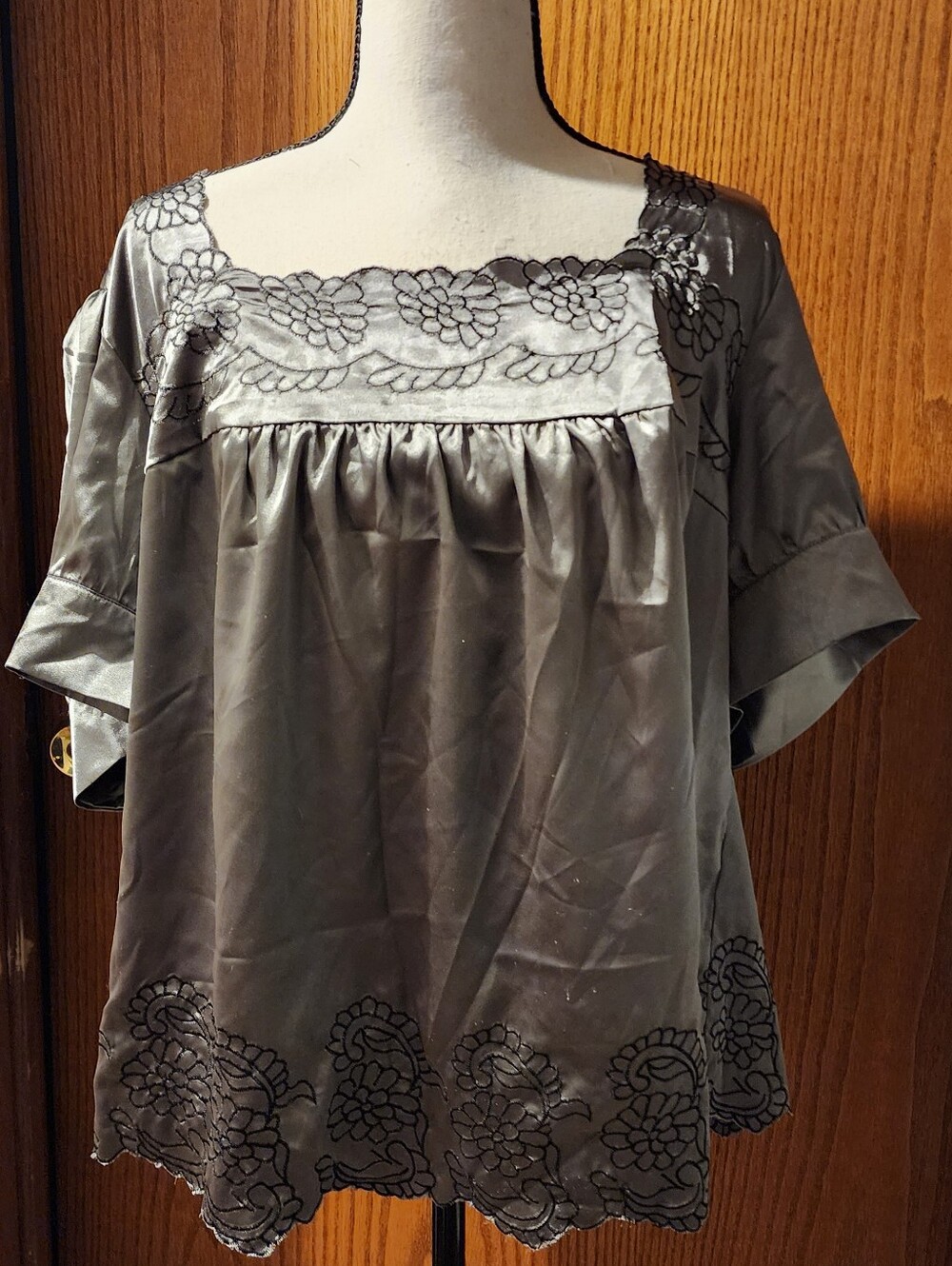 Lane Bryant Embroidered Neck Blouse  Silver Gray Short Sleeve Wide Arm 14/16